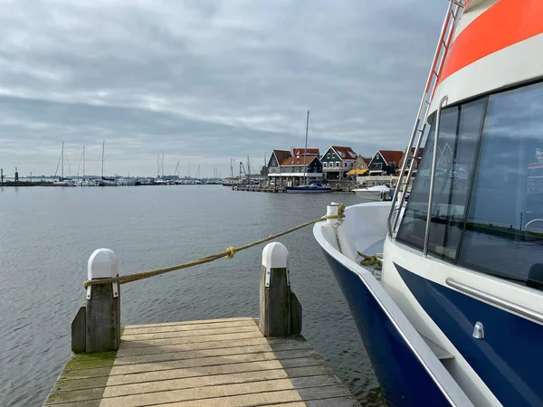 Tourist ferry parked by pier in bay,Volendam,Netherlands — Stock Photo, Image