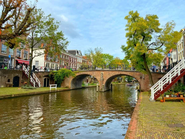 Ut 'un merkezindeki Oudegracht (Eski Kanal)' da geleneksel evler — Stok fotoğraf