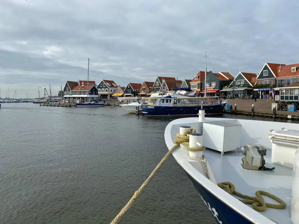 Toeristische veerboot geparkeerd bij pier in baai, Volendam, Nederland — Stockfoto