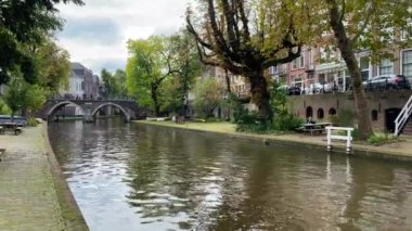 Utrecht, Hollanda - 5 Ekim 2019: Utrecht 'in merkezindeki Oudegracht (Eski Kanal)' da geleneksel evler. Utrecht çok eski bir şehirdir ve ülkenin dördüncü büyük şehridir..