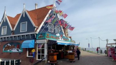 Volendam, Hollanda - 7 Ekim 2019: Volendam, Kuzey Hollanda 'da, Amsterdam' ın 20 km kuzeyinde bir kasabadır. Bazen Zuiderzee 'nin incisi olarak da bilinir. Burası çok popüler bir turistik yerdir..