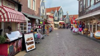 Volendam, Hollanda - 7 Ekim 2019: Volendam, Kuzey Hollanda 'da, Amsterdam' ın 20 km kuzeyinde bir kasabadır. Bazen Zuiderzee 'nin incisi olarak da bilinir. Burası çok popüler bir turistik yerdir..