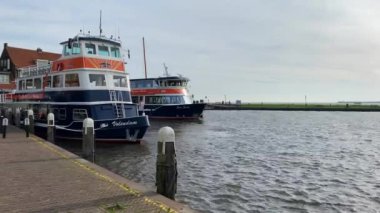Volendam, Hollanda-7 Ekim 2019: Limanda park halindeki turizm feribotu. Volendam Kuzey Hollanda 'da bir kasabadır. Bazen Zuiderzee' nin incisi olarak da anılır..