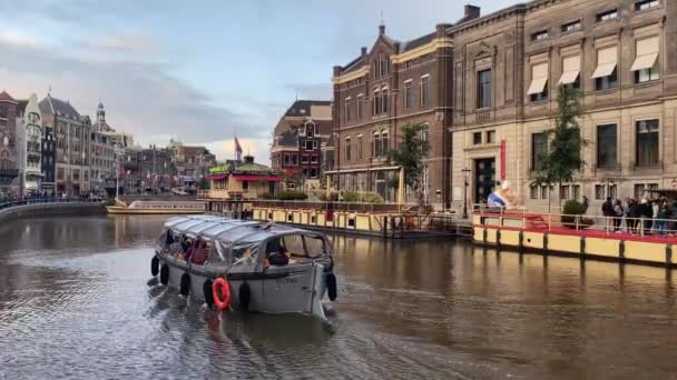 アムステルダム オランダ 2019年10月2日 アムステルダム運河典型的なオランダの家や屋形船 美しい水の反射と夜のボート オランダ オランダ — ストック動画
