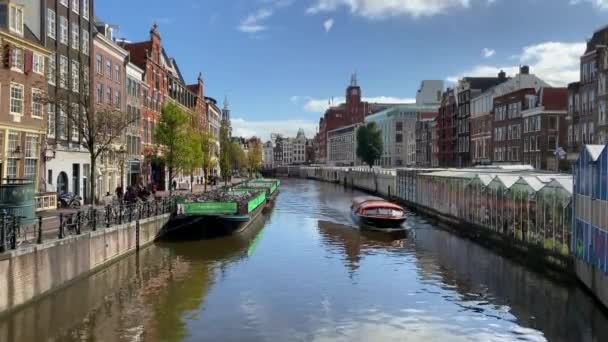 荷兰阿姆斯特丹 2019年10月2日 阿姆斯特丹运河辛格尔 Amsterdam Canal Singel 有典型的船屋和游艇 晚上有美丽的水面反射 — 图库视频影像