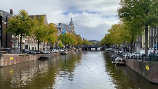 荷兰阿姆斯特丹 2019年10月2日 阿姆斯特丹运河辛格尔 Amsterdam Canal Singel 有典型的船屋和游艇 晚上有美丽的水面反射 — 图库视频影像