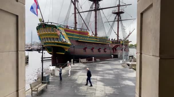 アムステルダム国立海事博物館2019年10月4日 国立海事博物館は巨大な歴史的建造物です アムステルダムのレプリカオランダと東インドを結ぶ18世紀の船です — ストック動画