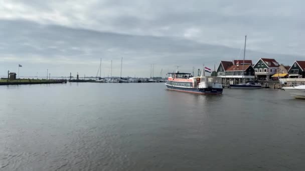 Volendam Nizozemsko Říjen 2019 Turistický Trajekt Zaparkovaný Mola Zátoce Volendam — Stock video