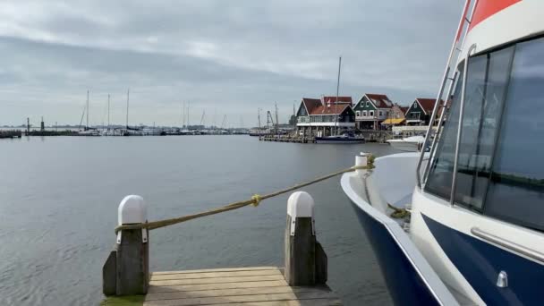 ベイの桟橋によって駐車観光フェリーVolendamは北ホランドの町です 時にはZuiderzeeの真珠と呼ばれ この場所は非常に人気のある観光地です — ストック動画