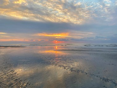 Zandvoort, Amsterd yakınlarında bulunan popüler bir plaj merkezidir.