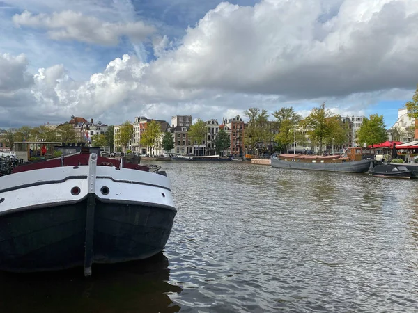 Amsterdam canal con casas típicas holandés y casas flotantes, barcos — Foto de Stock