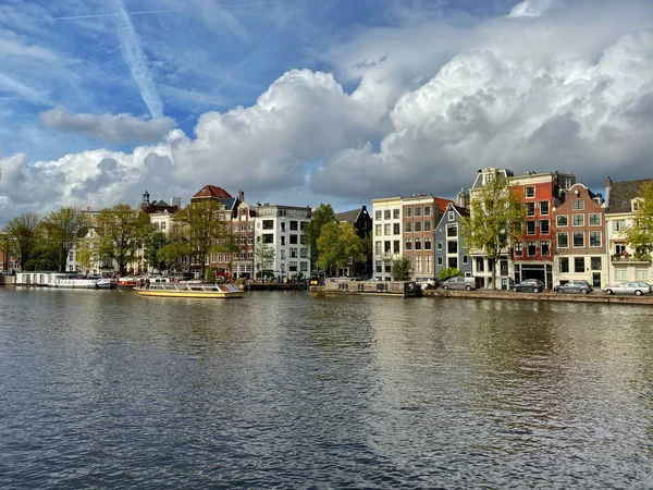 Tipik Hollandalı evleri, yüzen evleri, tekneleri olan Amsterdam Kanalı — Stok fotoğraf