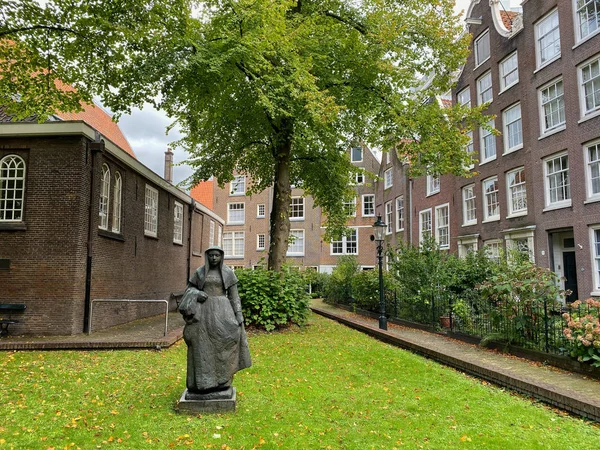 The Begijnhof is one of the oldest hofjes in Amsterdam — Stock Photo, Image