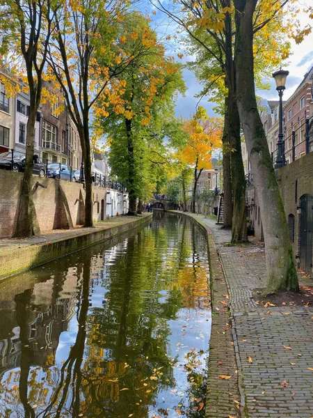 Ut 'un merkezindeki Oudegracht (Eski Kanal)' da geleneksel evler — Stok fotoğraf