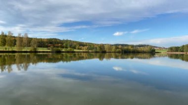 Balık yetiştirmek için çiftlik. Üreme havuzunda sabah. Çek Cumhuriyeti