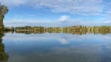 Balık yetiştirmek için çiftlik. Üreme havuzunda sabah. Çek Cumhuriyeti
