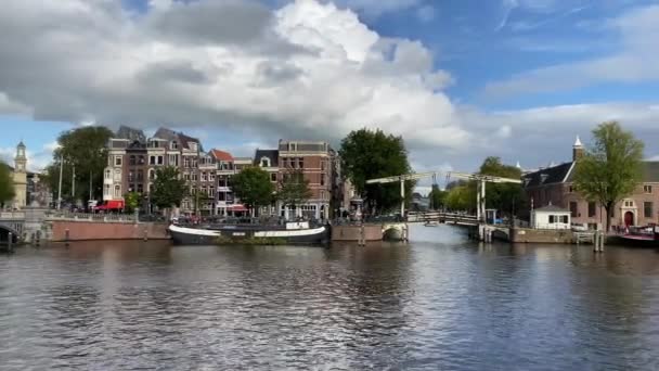アムステルダム オランダ 2019年10月2日 アムステルダム運河典型的なオランダの家や屋形船 美しい水の反射と夜のボート オランダ オランダ — ストック動画