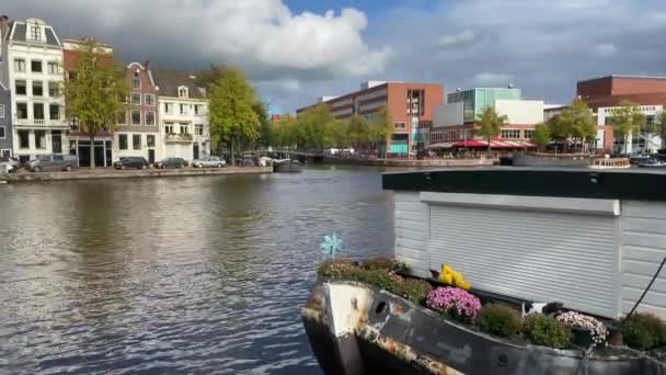 荷兰阿姆斯特丹 2019年10月2日 阿姆斯特丹运河辛格尔 Amsterdam Canal Singel 有典型的船屋和游艇 晚上有美丽的水面反射 — 图库视频影像