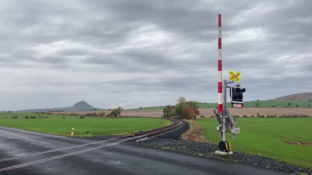 劇的な日の出で田園地帯へのフィールドストレッチを通って走る古い鉄道の線路 — ストック動画