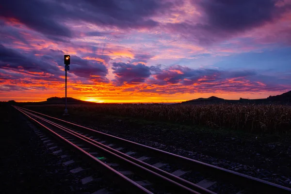 รถไฟเช้าไปลงนรก เส้นทางรถไฟสายเดียวตอนพระอาทิตย์ขึ้น — ภาพถ่ายสต็อก