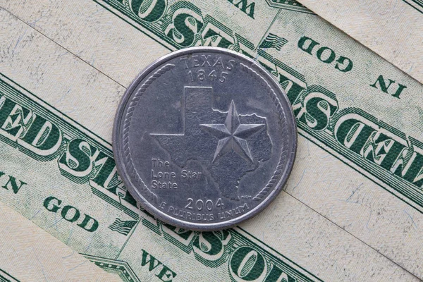 Composición simétrica de billetes en dólares estadounidenses y una cuarta parte de Texas . —  Fotos de Stock