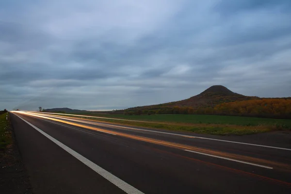 Trilhas de luz na estrada em terras altas da Boêmia Central, República Checa — Fotografia de Stock