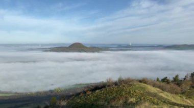 Rana Hill 'den görüntü. Çek Cumhuriyeti, Orta Bohem Dağları 'nda puslu bir sabah. Central Bohemian Uplands, Bohemya 'nın kuzeyinde yer alan bir dağ silsilesidir. Menzil yaklaşık 80 km uzunluğunda. Zaman aşımı