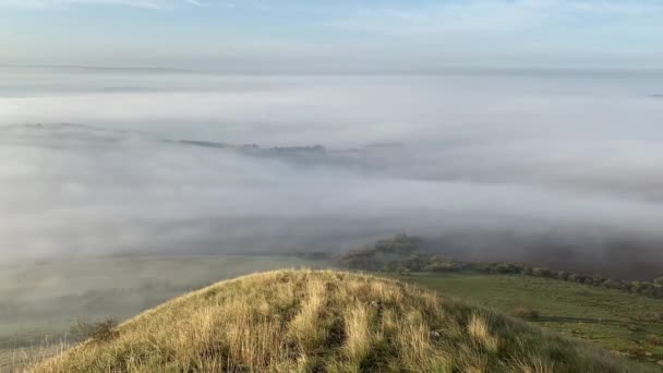 ヒルからの眺めチェコ共和国中央ボヘミア高原の霧の朝 中央ボヘミア高地 Central Bohemian Uplands ボヘミア北部に位置する山脈 航続距離は約80Km — ストック動画