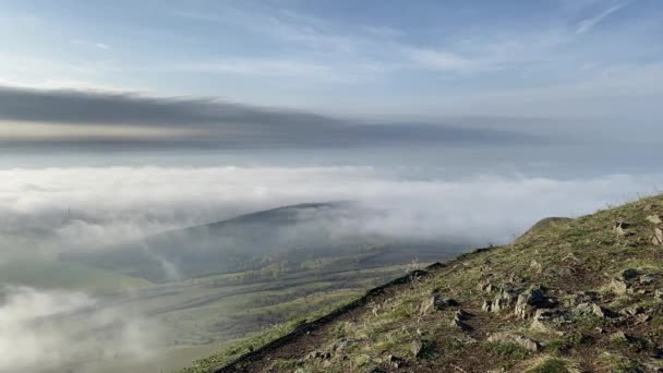 ヒルからの眺めチェコ共和国中央ボヘミア高原の霧の朝 中央ボヘミア高地 Central Bohemian Uplands ボヘミア北部に位置する山脈 航続距離は約80Km — ストック動画