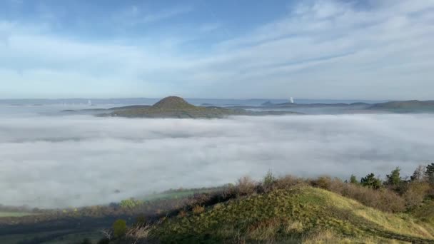 从拉纳山看风景 位于捷克共和国波希米亚高地中部的一个雾蒙蒙的早晨 波希米亚中部高地 Central Bohemian Uplands 是位于波希米亚北部的山脉 范围约80公里长 时间流逝 — 图库视频影像