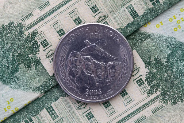 Composición simétrica de los billetes en dólares estadounidenses y una cuarta parte del Sur —  Fotos de Stock