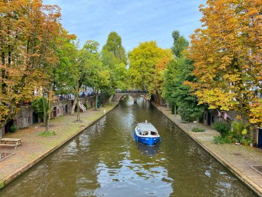 Ut 'un merkezindeki Oudegracht (Eski Kanal)' da geleneksel evler