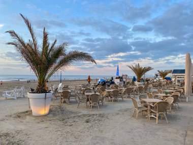 Zandvoort, Amsterd yakınlarında bulunan popüler bir plaj merkezidir.