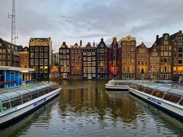 Amsterdam canal Singel with typical dutch houses and tourist boa — Stock Photo, Image