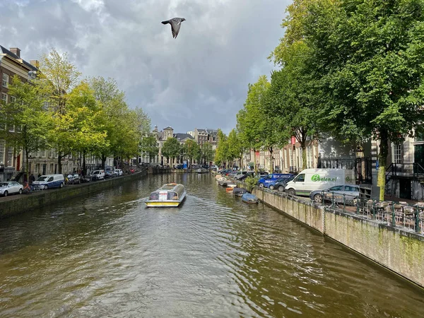 Tipik Hollandalı evleri, yüzen evleri, tekneleri olan Amsterdam Kanalı — Stok fotoğraf