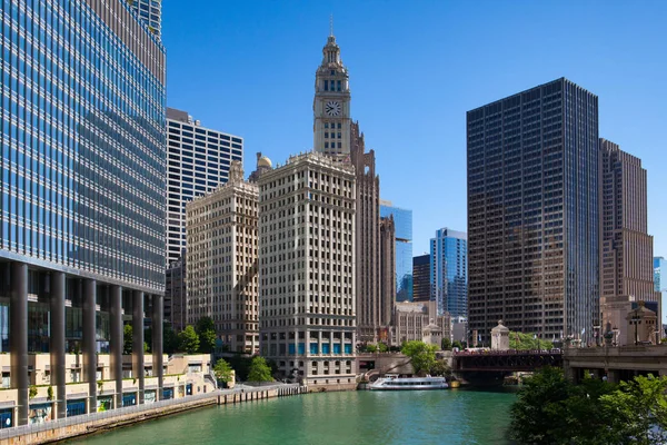 The Wrigley Building is a skyscraper  with two towers (South Tow — Stock Photo, Image