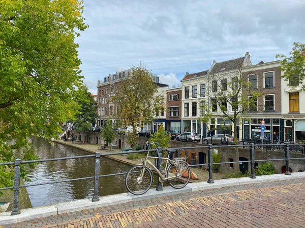 Traditionele huizen aan de Oudegracht in het centrum van Ut — Stockfoto