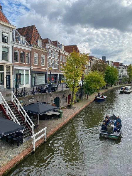 Traditionella hus på Oudegracht (Gamla kanalen) i centrala Ut — Stockfoto