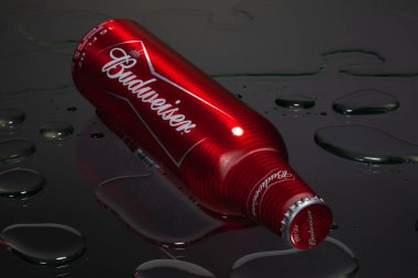 Prag, Çek Cumhuriyeti - 15 Mayıs 2020: Budweiser marka bira şişesi siyah stüdyo arka planında. Budweiser birası ilk kez 1876 'da bir Amerikan birasında tanıtıldı.