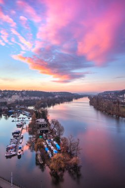 Prag, Çek Cumhuriyeti-15 Ocak 2020: Çek Cumhuriyeti 'nin Prag kentindeki küçük liman, tekne ve Vltava Nehri, pembe gündoğumunda Vysehrad kalesinden izleniyor. Vysehrad Prag şehrinde bulunan tarihi bir kaledir..