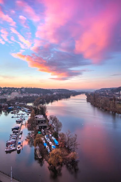 Prag Tjeckien Januari 2020 Liten Brygga Båtar Och Floden Vltava — Stockfoto