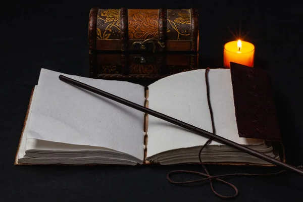 Karanlık Odadaki Masada Sihirli Kitap Değnek Resmi — Stok fotoğraf