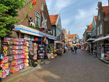 Volendam, Hollanda - 7 Ekim 2019: Volendam, Kuzey Hollanda 'da, Amsterdam' ın 20 km kuzeyinde bir kasabadır. Bazen Zuiderzee 'nin incisi olarak da bilinir. Burası çok popüler bir turistik yerdir..