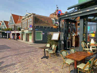 Volendam, Hollanda - 7 Ekim 2019: Volendam, Kuzey Hollanda 'da, Amsterdam' ın 20 km kuzeyinde bir kasabadır. Bazen Zuiderzee 'nin incisi olarak da bilinir. Burası çok popüler bir turistik yerdir..