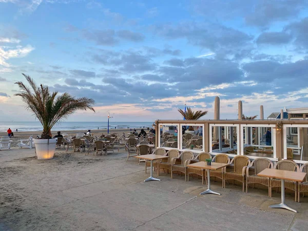 Zandvoort, Hollanda - 5 Ekim 2019 Zandvoort sahilinde gün batımı. Amsterdam yakınlarında bulunan ve temiz kumsalları, popüler plaj barları ve aile aktiviteleriyle popüler bir plaj merkezidir..