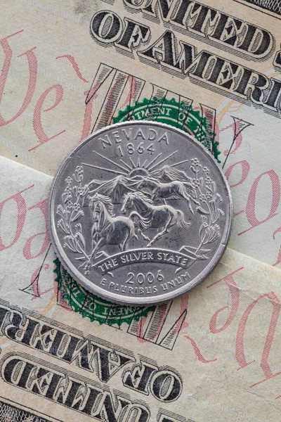 内华达州1 4美元钞票 美元票据的对称构成和内华达州的四分之一 — 图库照片