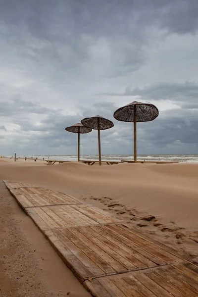 オランダのエグモント アーン ゼーのビーチの砂で覆われたテーブル コロナウイルスのパンデミック後の外国人観光客なしのビーチ — ストック写真