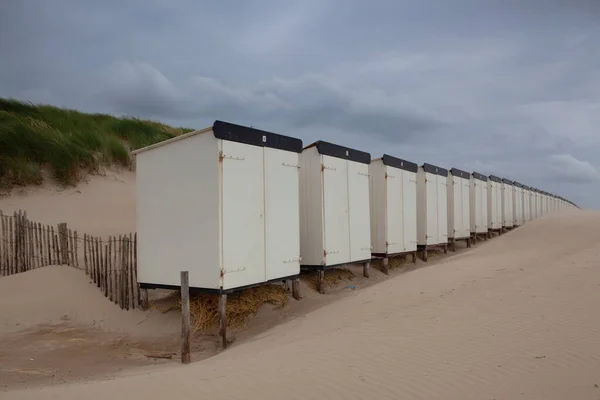 閉鎖されたビーチ小屋 オランダのHargen Aan Zeeのビーチは コロナウイルスのパンデミック後に外国人観光客がいない — ストック写真