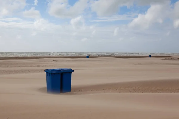 在空旷的海滩上堆满沙子的垃圾桶 荷兰Hargen Aan Zee海滩在珊瑚大流行后没有外国游客 — 图库照片