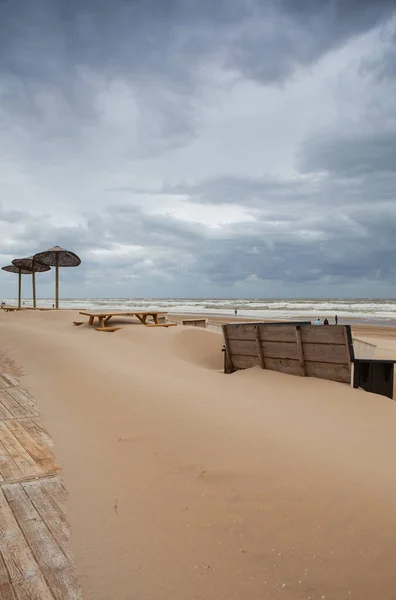 Στρωμένα Άμμο Τραπέζια Στην Παραλία Του Egmont Aan Zee Ολλανδία — Φωτογραφία Αρχείου